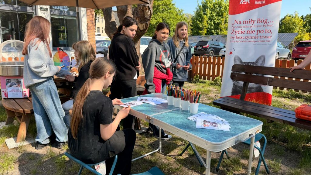Wiosenny Ekopiknik na Oruni to cykliczne wydarzenie edukacyjno-integracyjne, które skutecznie angażuje lokalną społeczność. Spotkania organizowane są na placu przed Domem Sąsiedzkim Gościnna Przystań, stanowiąc przestrzeń do wymiany doświadczeń i zacieśniania sąsiedzkich relacji. Ostatnia, druga edycja tej inicjatywy odbyła się 20 maja 2026 roku, gromadząc uczestników na wspólnych, plenerowych aktywnościach. Wiosenny Ekopiknik na Oruni to cykliczne wydarzenie edukacyjno-integracyjne, które skutecznie angażuje lokalną społeczność. Spotkania organizowane są na placu przed Domem Sąsiedzkim Gościnna Przystań, stanowiąc przestrzeń do wymiany doświadczeń i zacieśniania sąsiedzkich relacji. Ostatnia, druga edycja tej inicjatywy odbyła się 20 maja 2026 roku, gromadząc uczestników na wspólnych, plenerowych aktywnościach.