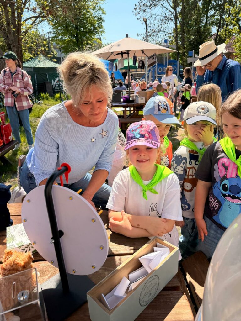Wiosenny Ekopiknik na Oruni to cykliczne wydarzenie edukacyjno-integracyjne, które skutecznie angażuje lokalną społeczność. Spotkania organizowane są na placu przed Domem Sąsiedzkim Gościnna Przystań, stanowiąc przestrzeń do wymiany doświadczeń i zacieśniania sąsiedzkich relacji. Ostatnia, druga edycja tej inicjatywy odbyła się 20 maja 2026 roku, gromadząc uczestników na wspólnych, plenerowych aktywnościach. Wiosenny Ekopiknik na Oruni to cykliczne wydarzenie edukacyjno-integracyjne, które skutecznie angażuje lokalną społeczność. Spotkania organizowane są na placu przed Domem Sąsiedzkim Gościnna Przystań, stanowiąc przestrzeń do wymiany doświadczeń i zacieśniania sąsiedzkich relacji. Ostatnia, druga edycja tej inicjatywy odbyła się 20 maja 2026 roku, gromadząc uczestników na wspólnych, plenerowych aktywnościach.